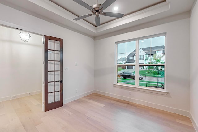 empty room featuring light wood-type flooring, crown molding, and ceiling fan