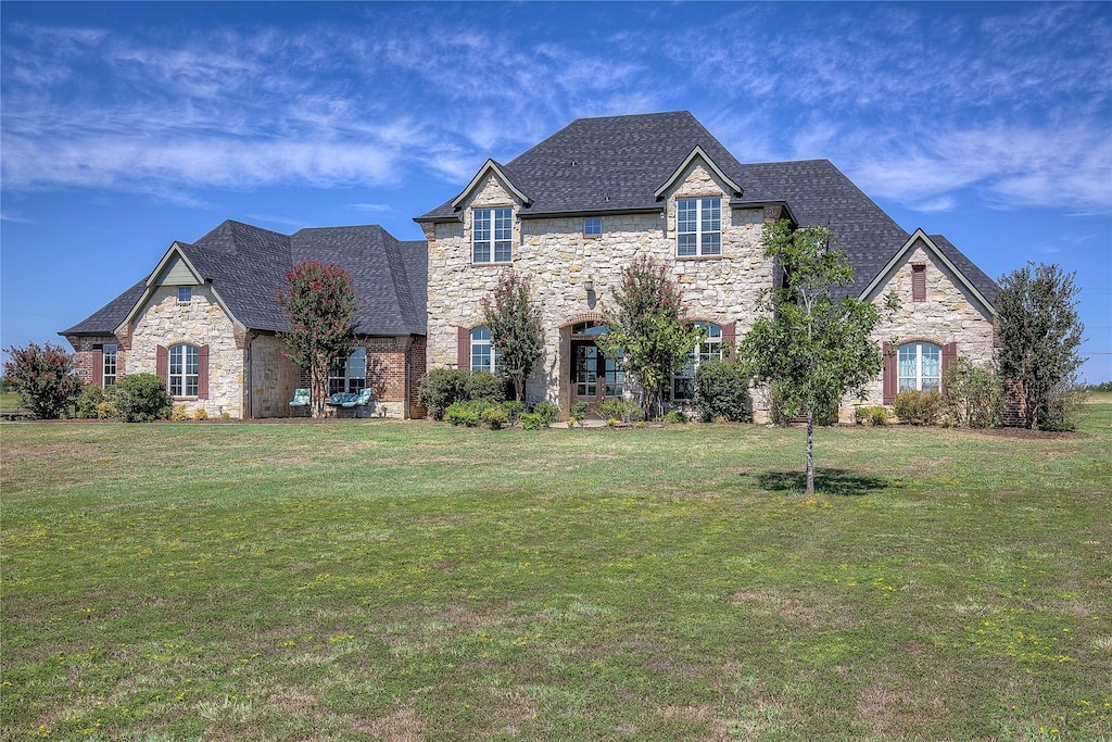 view of front of home featuring a front lawn