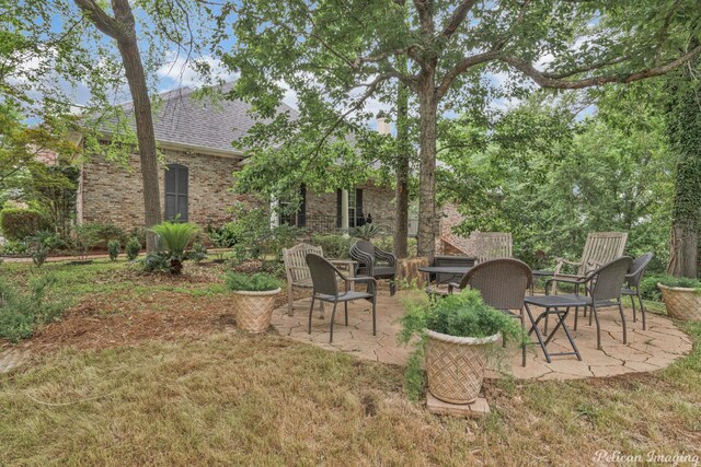 view of yard featuring a patio