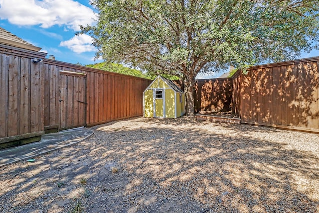 view of yard with a storage unit