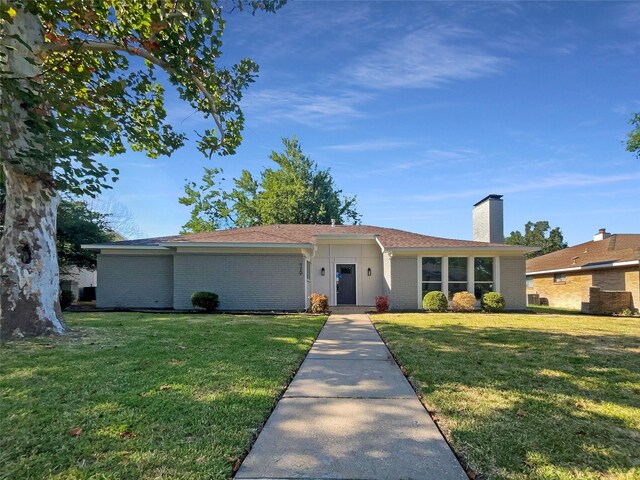 single story home with a front yard