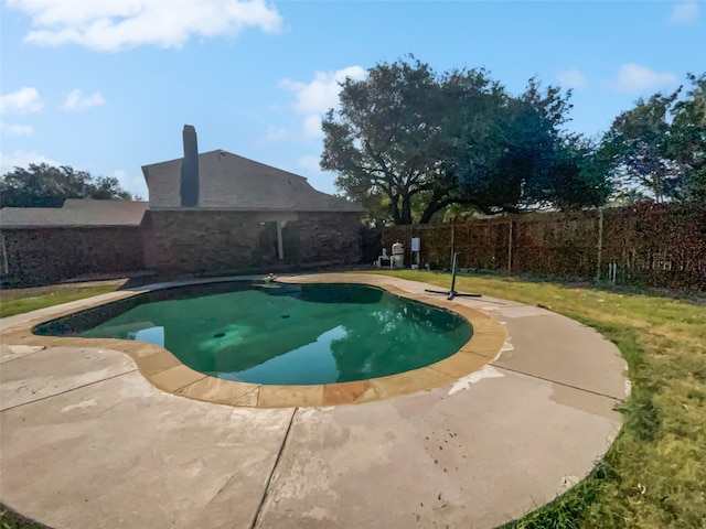 view of swimming pool