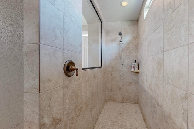 bathroom featuring a tile shower