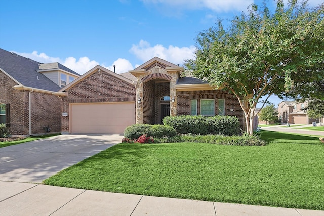 view of front facade featuring a front lawn and a garage