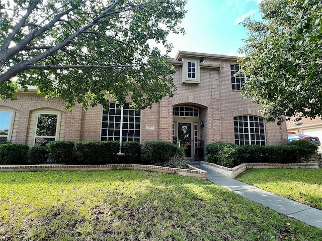 view of front of property featuring a front yard