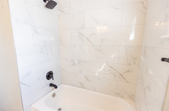 bathroom with tiled shower / bath