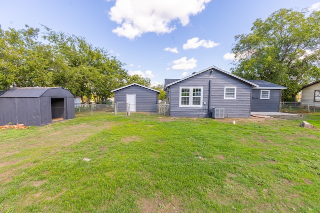 view of yard featuring a shed