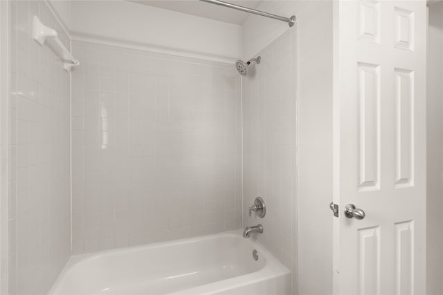 bathroom with tiled shower / bath combo