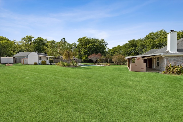 view of yard featuring an outdoor structure