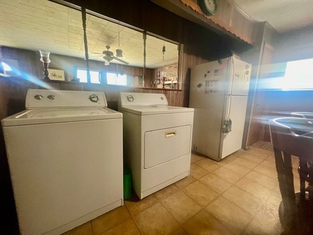 laundry room with light tile patterned flooring, washer and clothes dryer, and ceiling fan