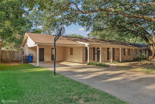 single story home featuring a front lawn