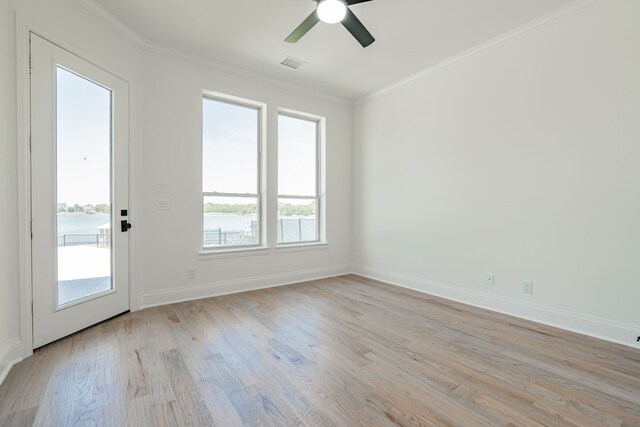 unfurnished room featuring crown molding, light hardwood / wood-style flooring, and ceiling fan