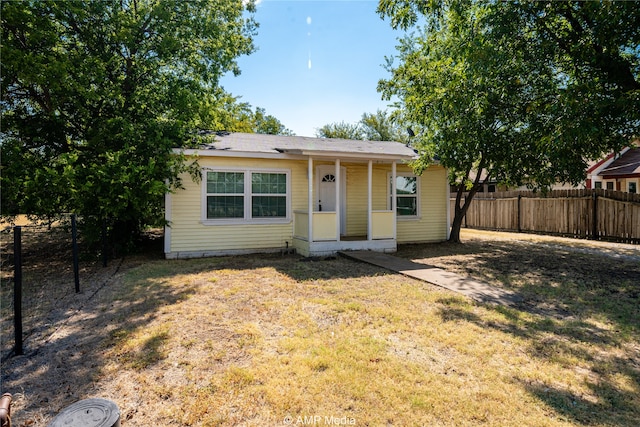 view of front facade with a front yard