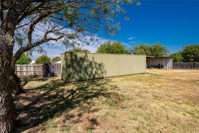 view of yard featuring an outbuilding