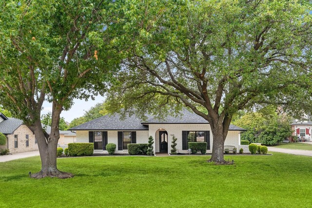 view of front of property featuring a front lawn