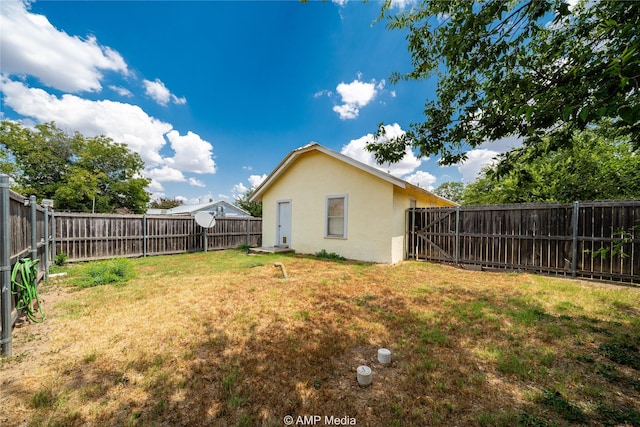 view of yard featuring a fenced backyard