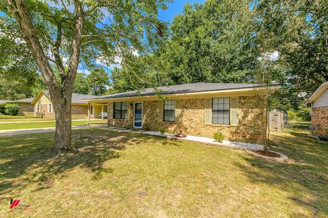 ranch-style house featuring a front yard