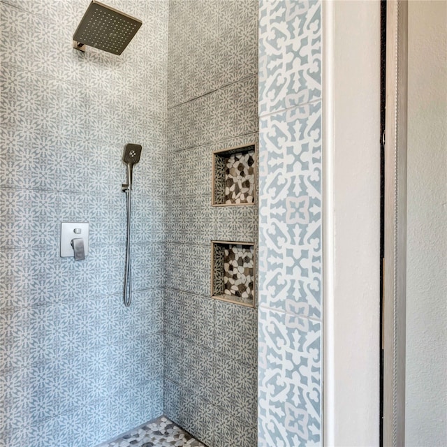 bathroom featuring a tile shower