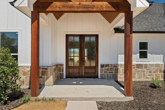 view of front of property with a front lawn