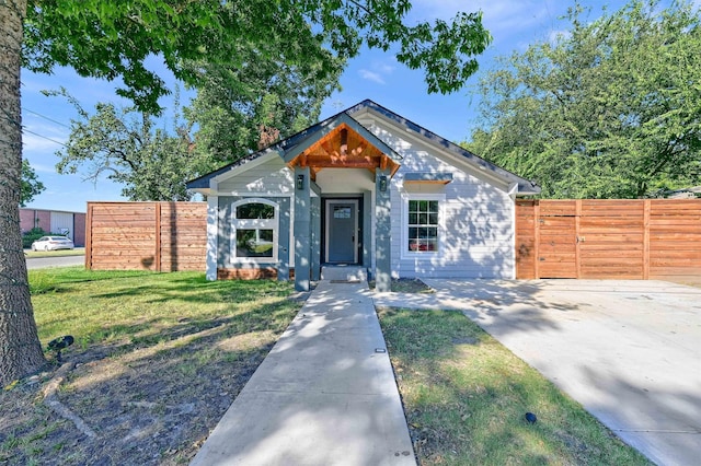 view of front facade with a front lawn