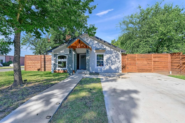 view of front facade with a front lawn