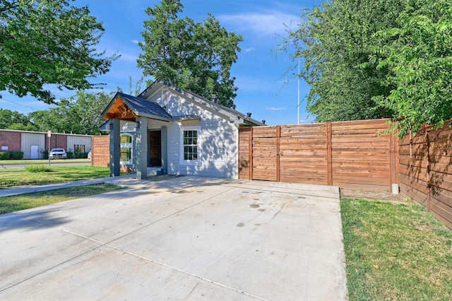 view of front of house with a front yard