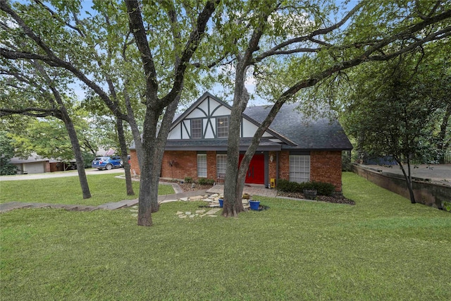 view of front of property featuring a front lawn