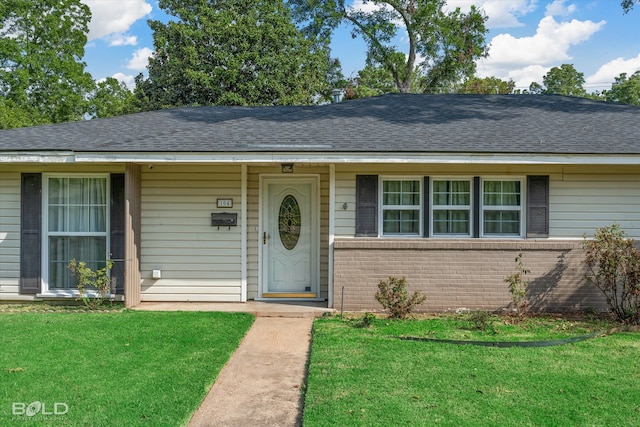 single story home featuring a front yard