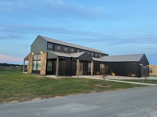 view of front facade with a lawn