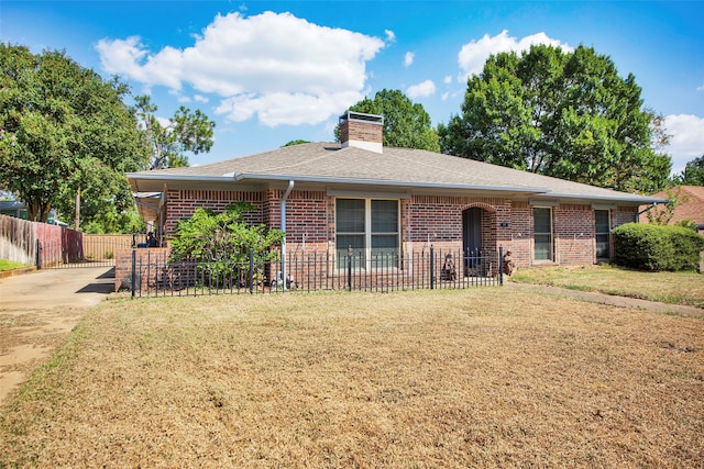 ranch-style home featuring a front lawn