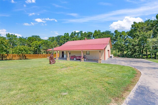 view of front of property featuring a front lawn