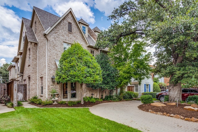 view of front of property with a front yard