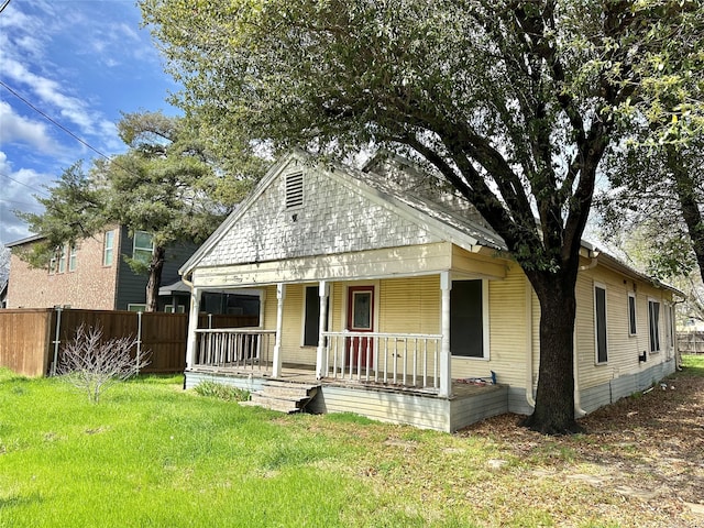 view of front of house featuring a front lawn and a porch