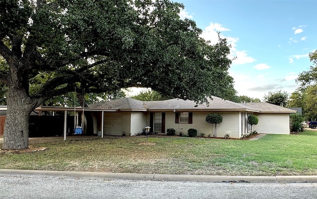 single story home featuring a front lawn