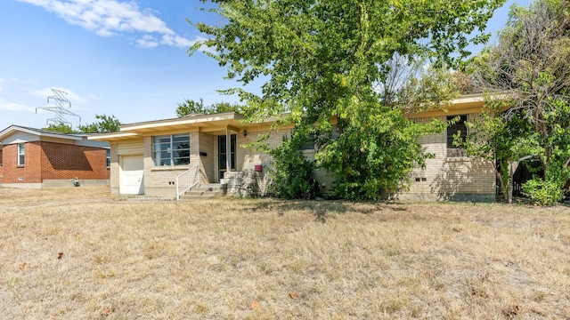 view of front of home featuring a front yard