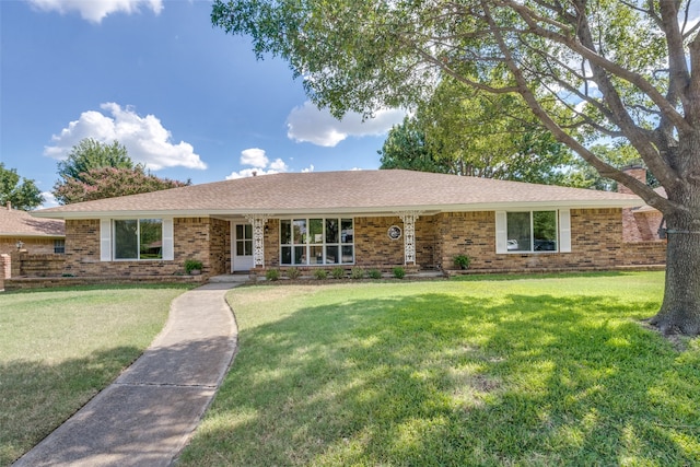 ranch-style home featuring a front lawn