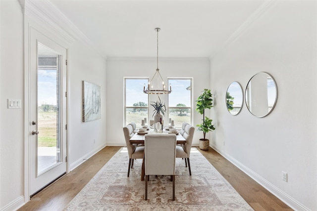 dining space featuring plenty of natural light, light hardwood / wood-style floors, and crown molding