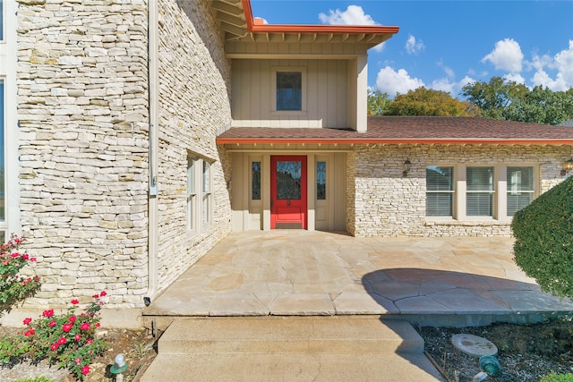 entrance to property featuring a patio area