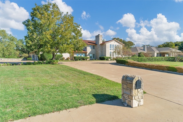 view of front of property featuring a front lawn