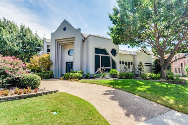 view of front of property with a front lawn