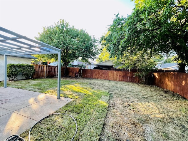 view of yard featuring a pergola