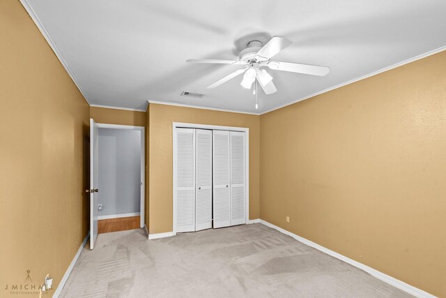 living room featuring ornamental molding, a notable chandelier, and light tile patterned floors