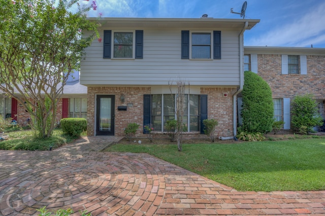 view of front of house featuring a front lawn