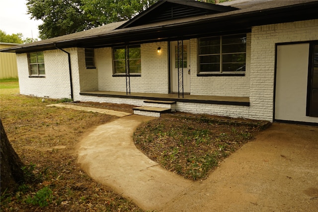 doorway to property with covered porch