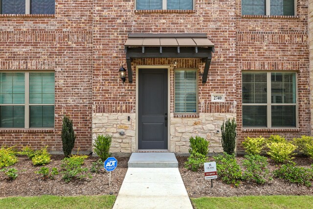 view of front of house featuring a front lawn