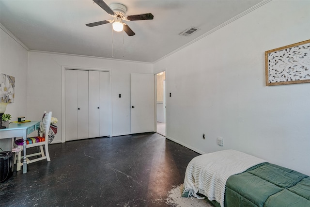 bedroom featuring crown molding, ceiling fan, and a closet