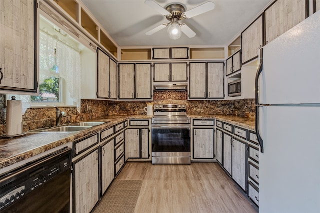 kitchen featuring appliances with stainless steel finishes, light hardwood / wood-style floors, sink, ceiling fan, and tasteful backsplash