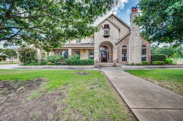 view of front facade featuring a front yard