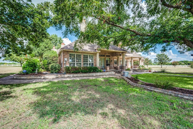 view of front facade featuring a front yard