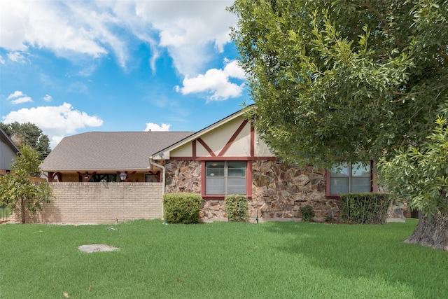 view of front of house with a front yard